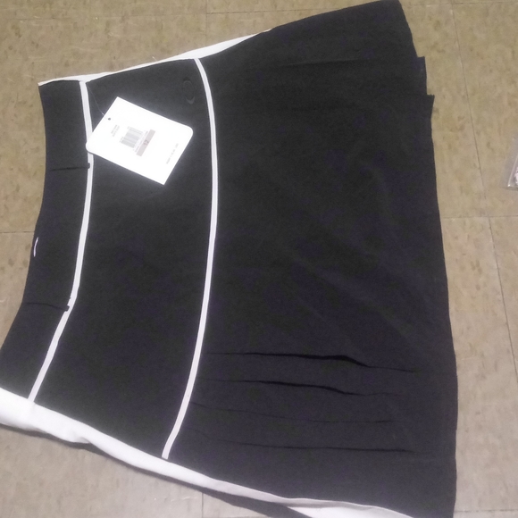 Oakley Bowtie Skort - Picture 2 of 5